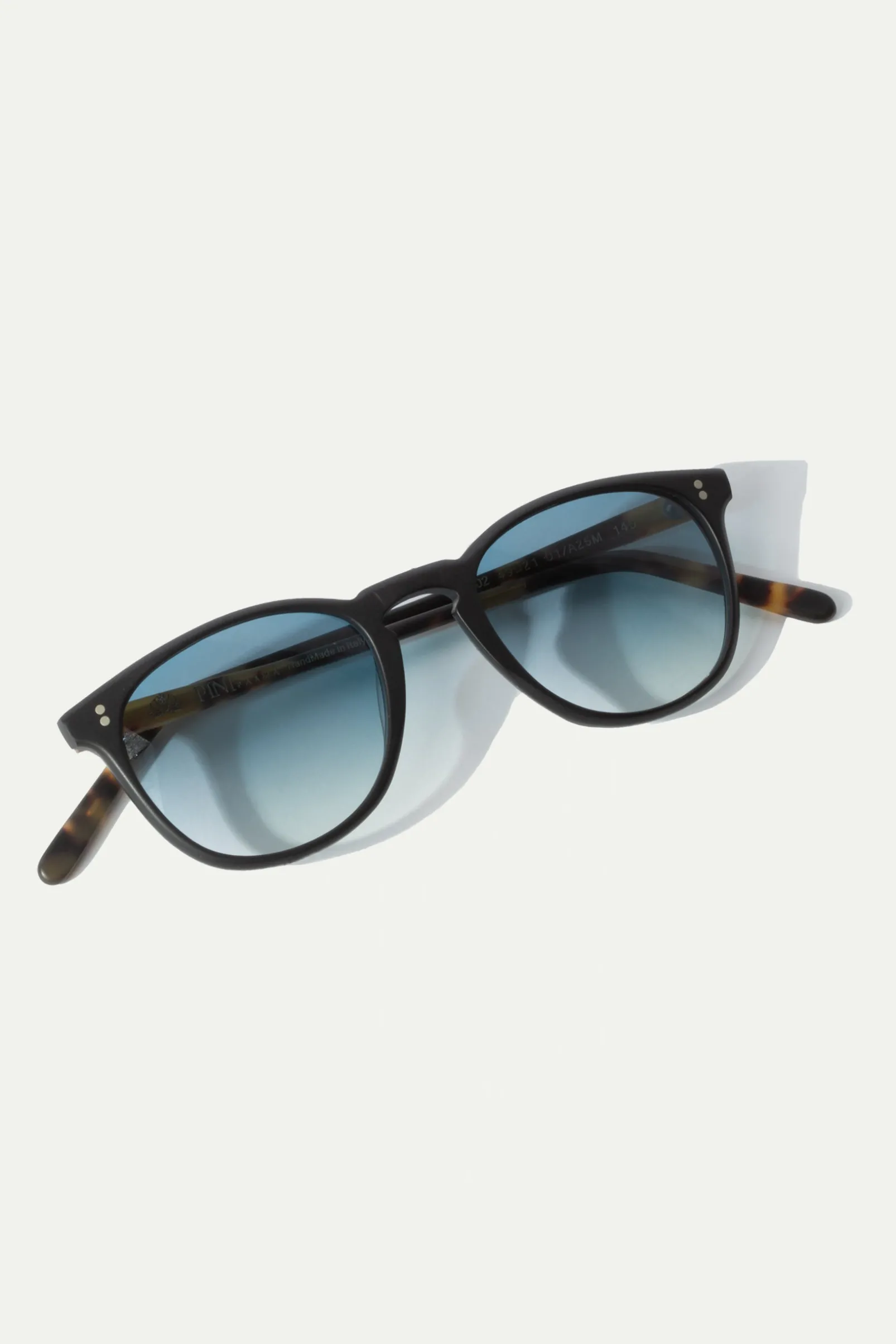 black_capri_sunglasses__m_3.webp Black Capri sunglasses - Made in Italy