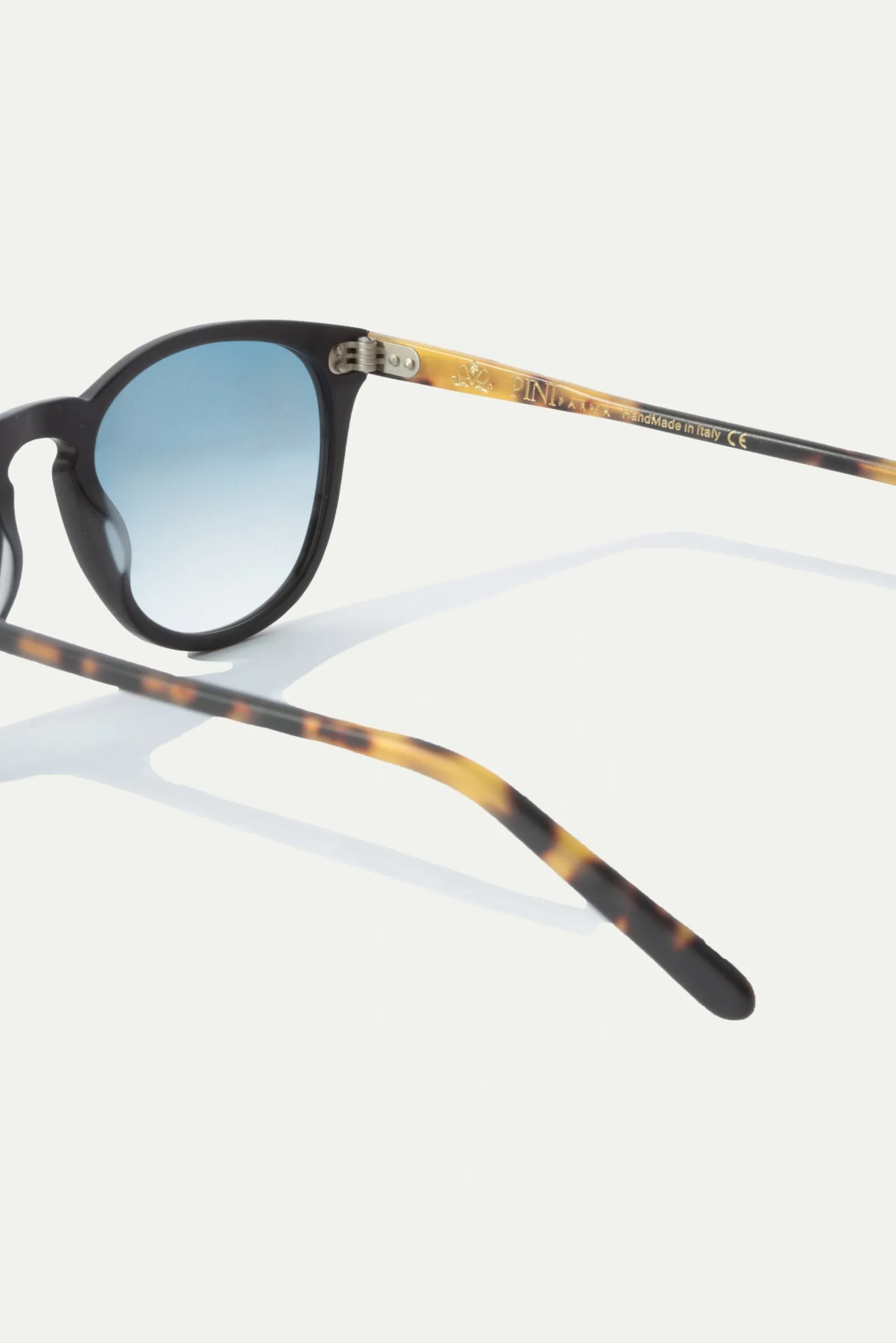 black_capri_sunglasses__m_4.webp Black Capri sunglasses - Made in Italy