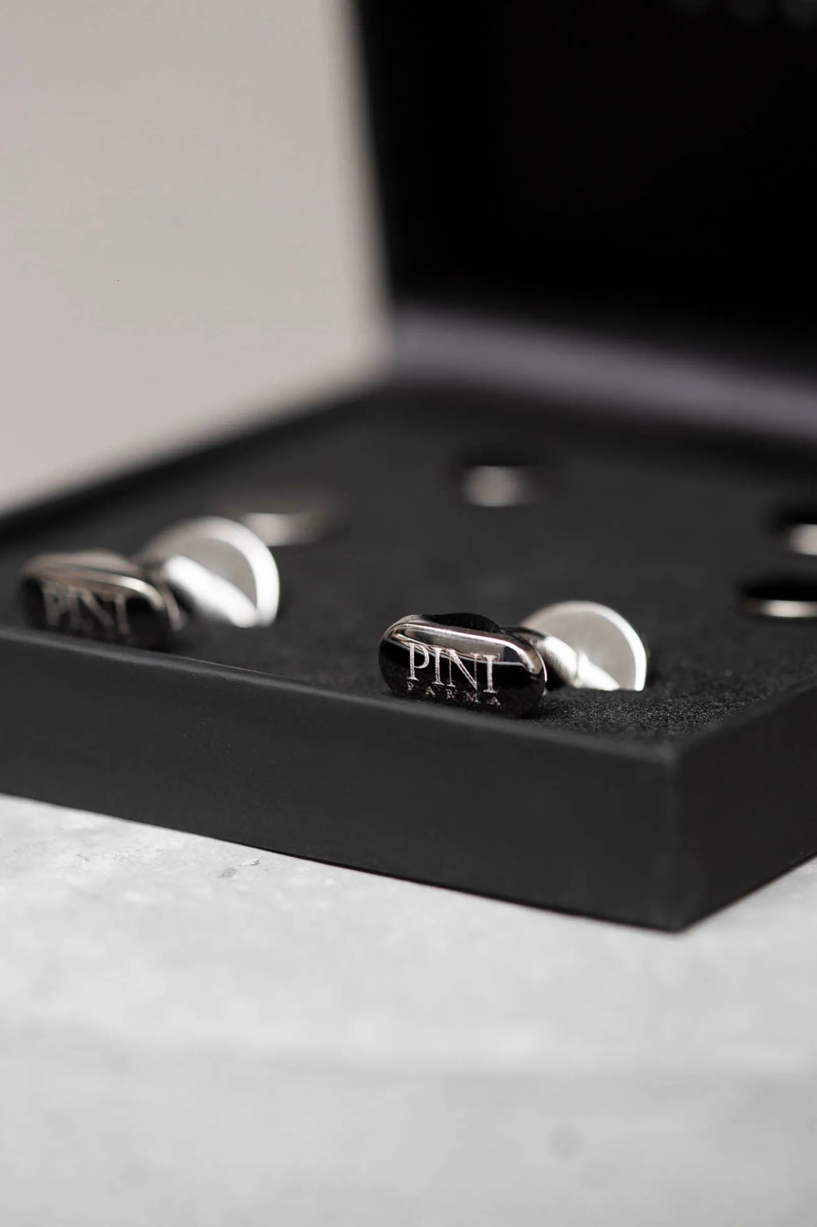 black_cufflinks_and_dress_1.webp Black cufflinks and dress studs set - Made in Italy