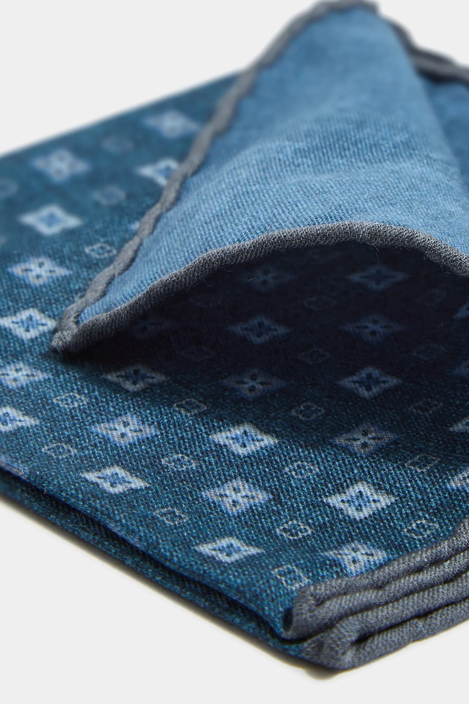 blue_fancy_reversible_poc_1.webp Blue fancy reversible pocket square - Made in Italy