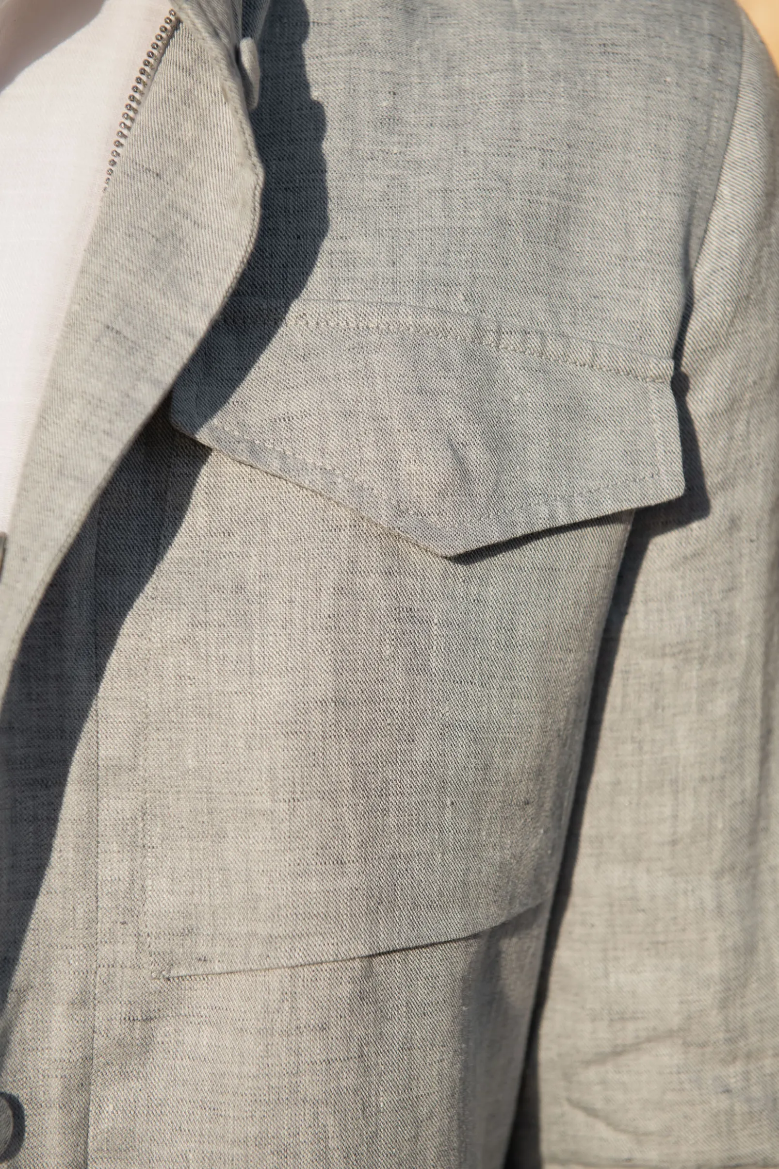 chalk_grey_linen_field_ja_2.webp Chalk grey linen field jacket – Made in Italy
