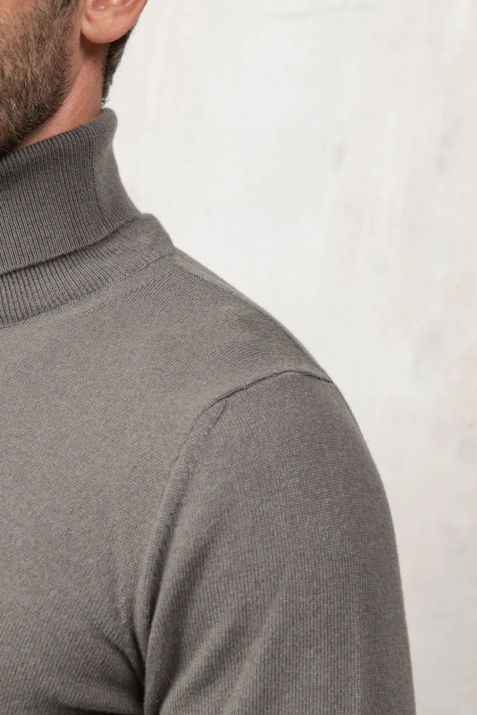 dark_taupe_cashmere_turtl_1.webp Dark taupe cashmere turtleneck – Made in italy