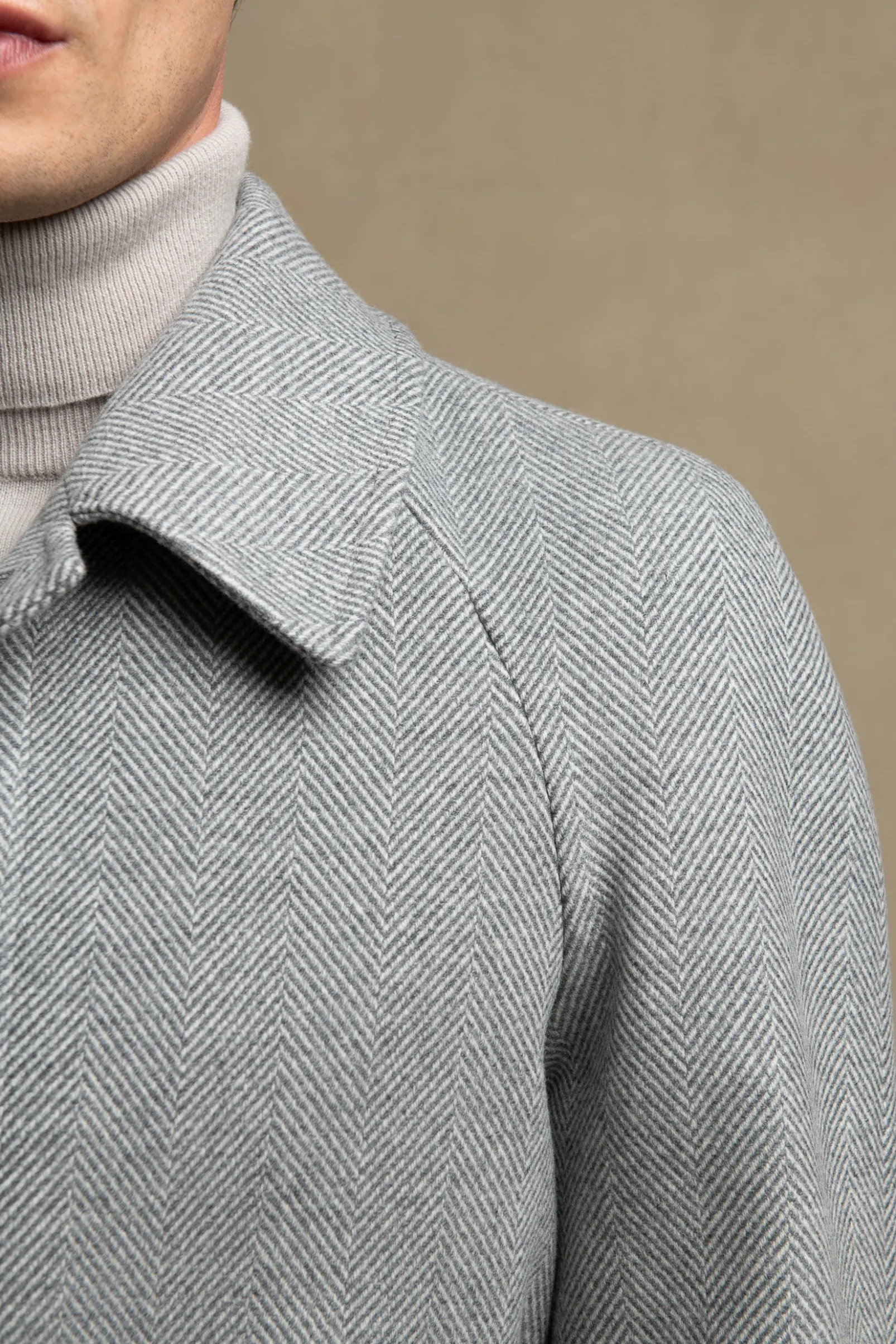 grey_herringbone_raglan_c_2.webp Grey herringbone Raglan coat – Made in Italy