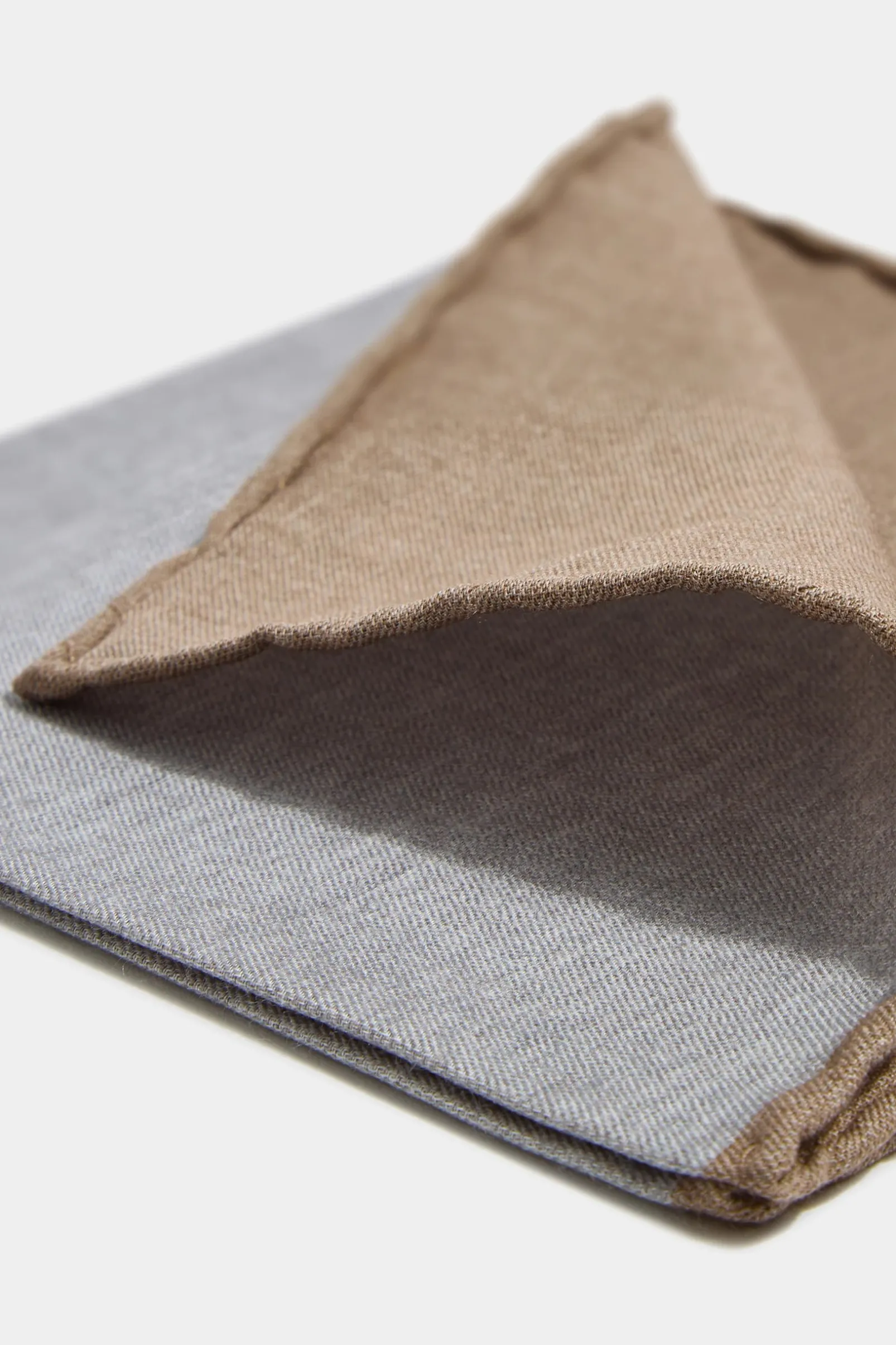 grey_reversible_pocket_sq_1.webp Grey reversible pocket square - Made in Italy