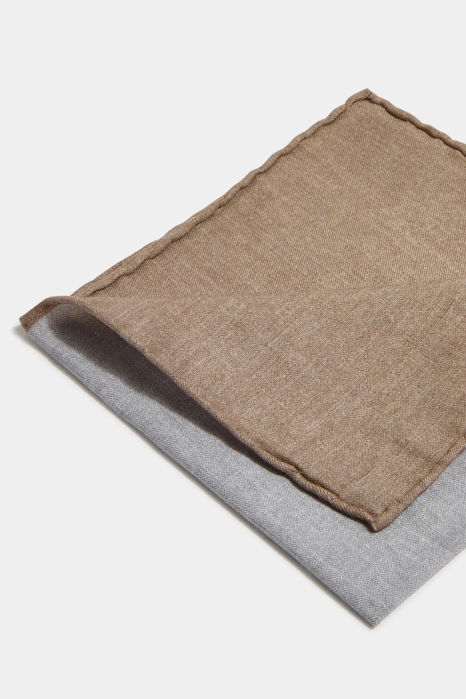 grey_reversible_pocket_sq_2.webp Grey reversible pocket square - Made in Italy