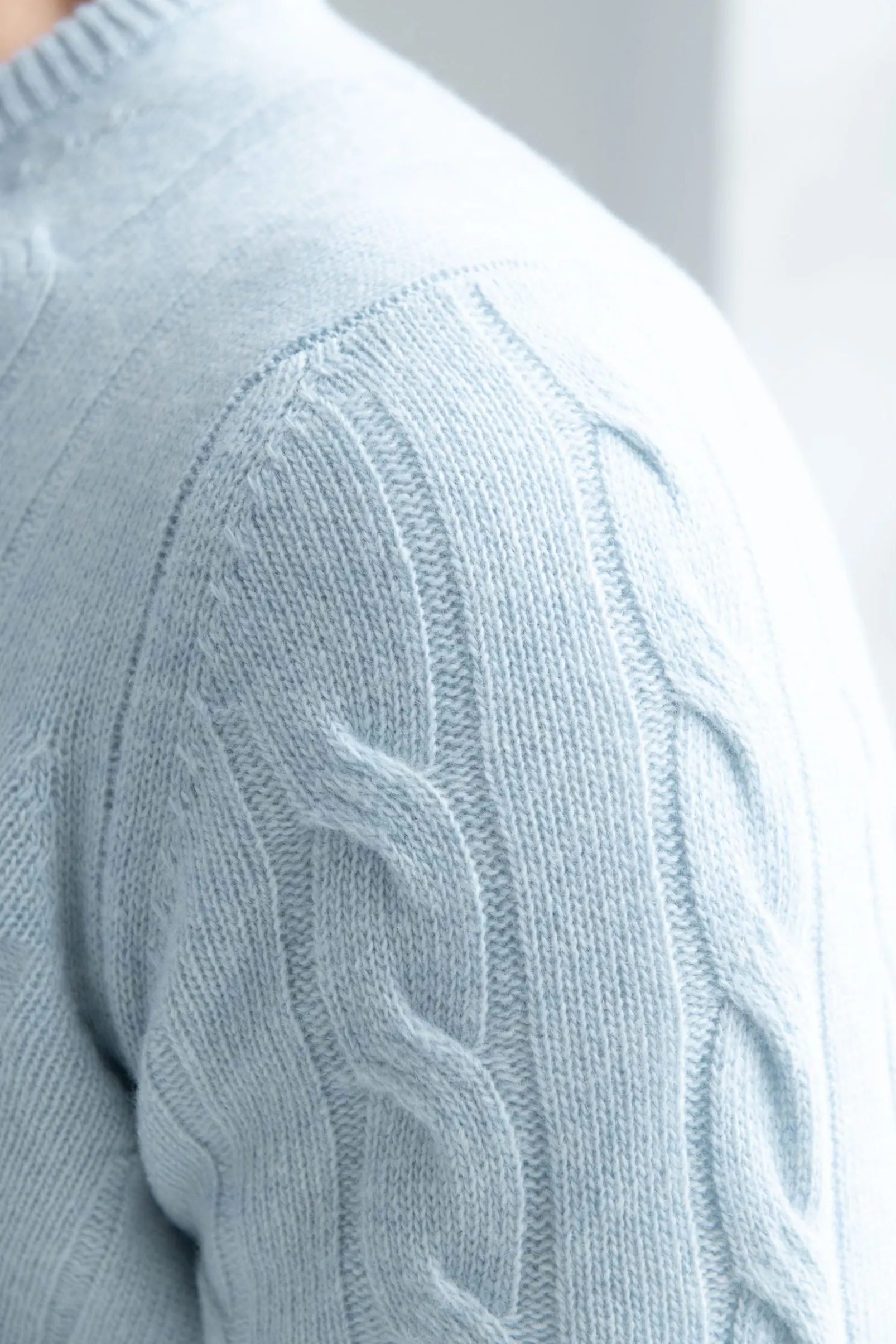 light_blue_cable_knit_swe_4.webp Light blue cable knit sweater – Made in italy