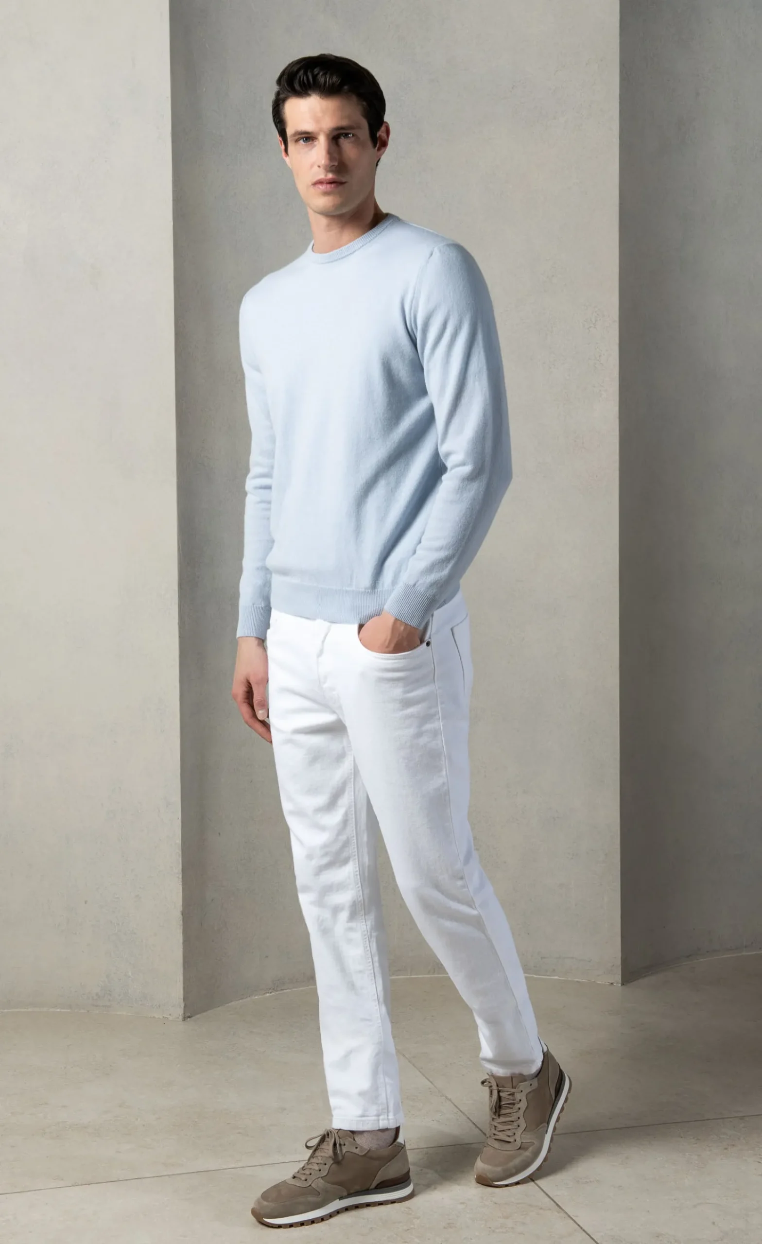 light_blue_cashmere_round_3.webp Light blue cashmere round neck – Made in italy