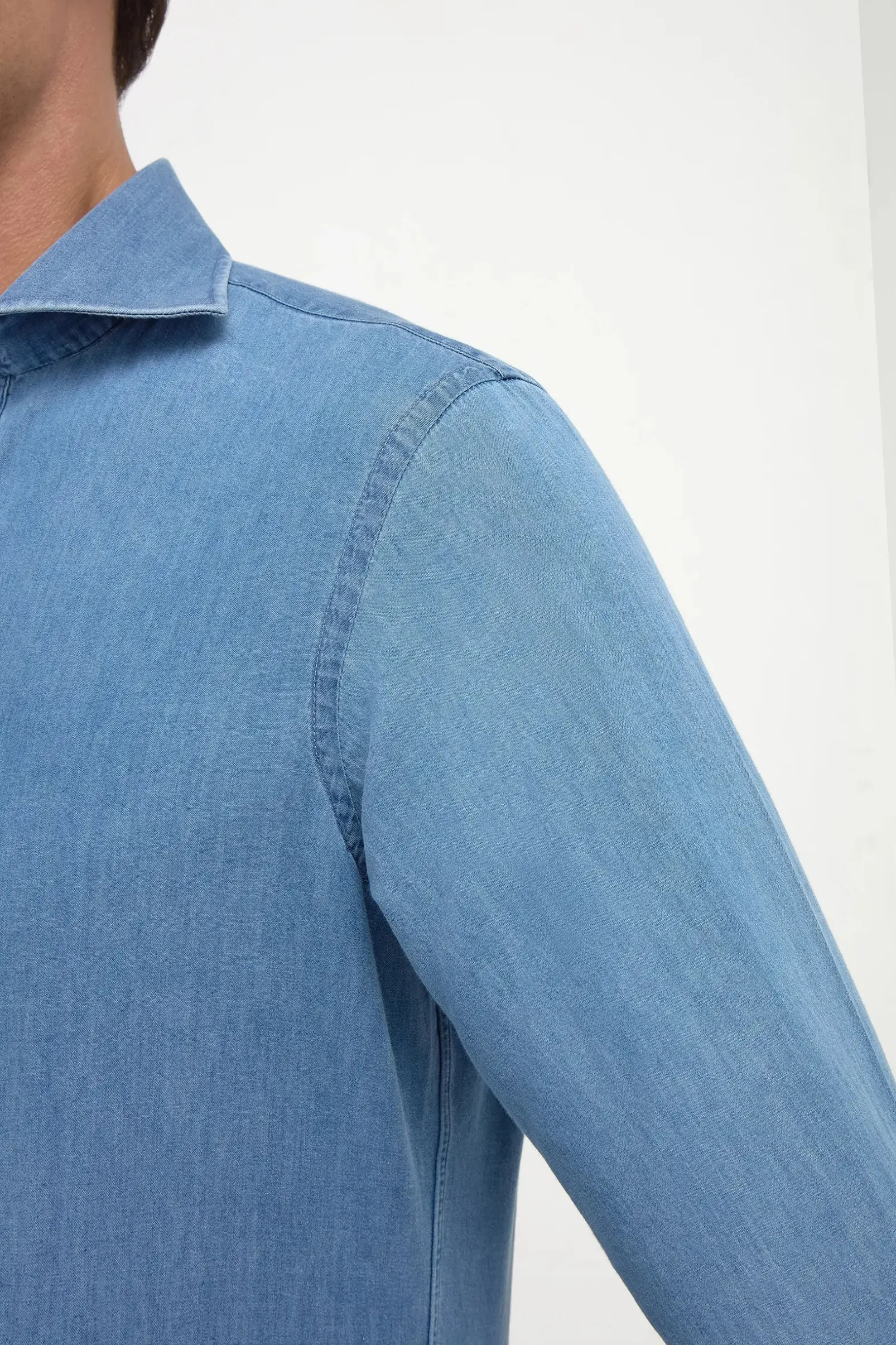 light_blue_denim_popover__2.webp Light blue denim popover shirt - Made in Italy