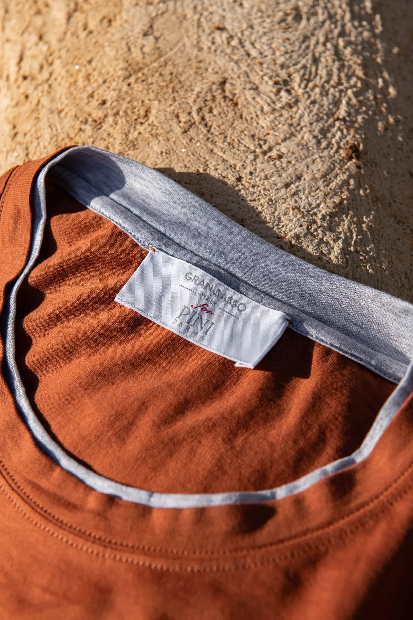 rusty_cotton_tshirt_with__3.webp Rusty cotton t-shirt with collar detail - Made in Italy