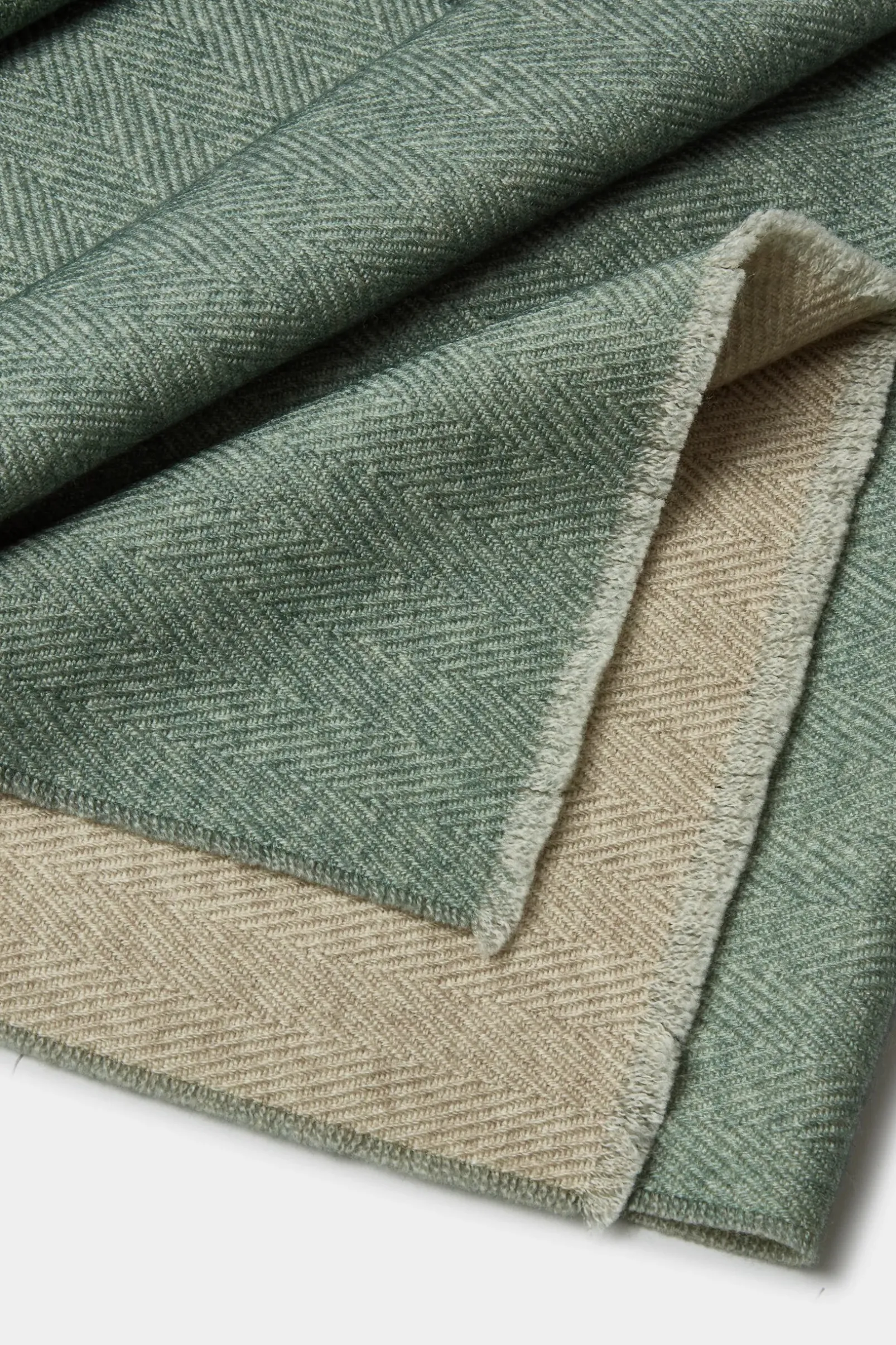 sage_and_beige_reversible_0.webp Sage and beige reversible herringbone scarf - Made in Italy