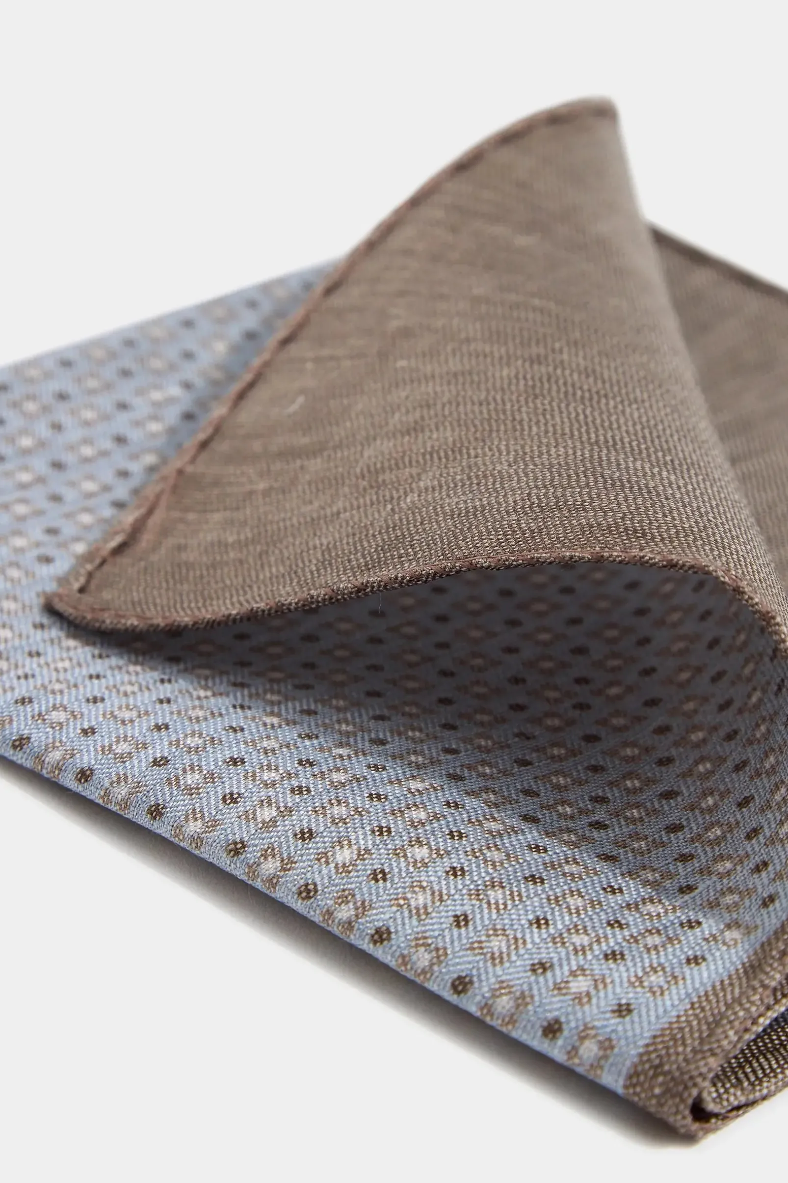 sky_grey_micro_fancy_reve_1.webp Sky grey micro fancy reversible pocket square - Made in Italy