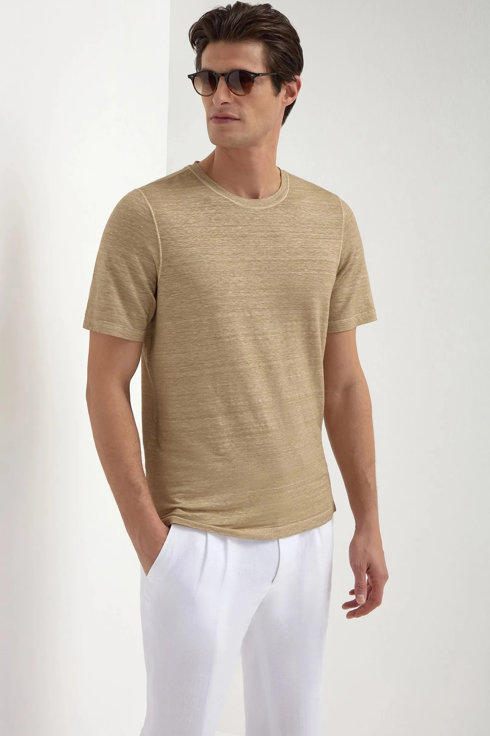 taupe_linen_tshirt__made__3.webp Taupe linen t-shirt - Made in Italy