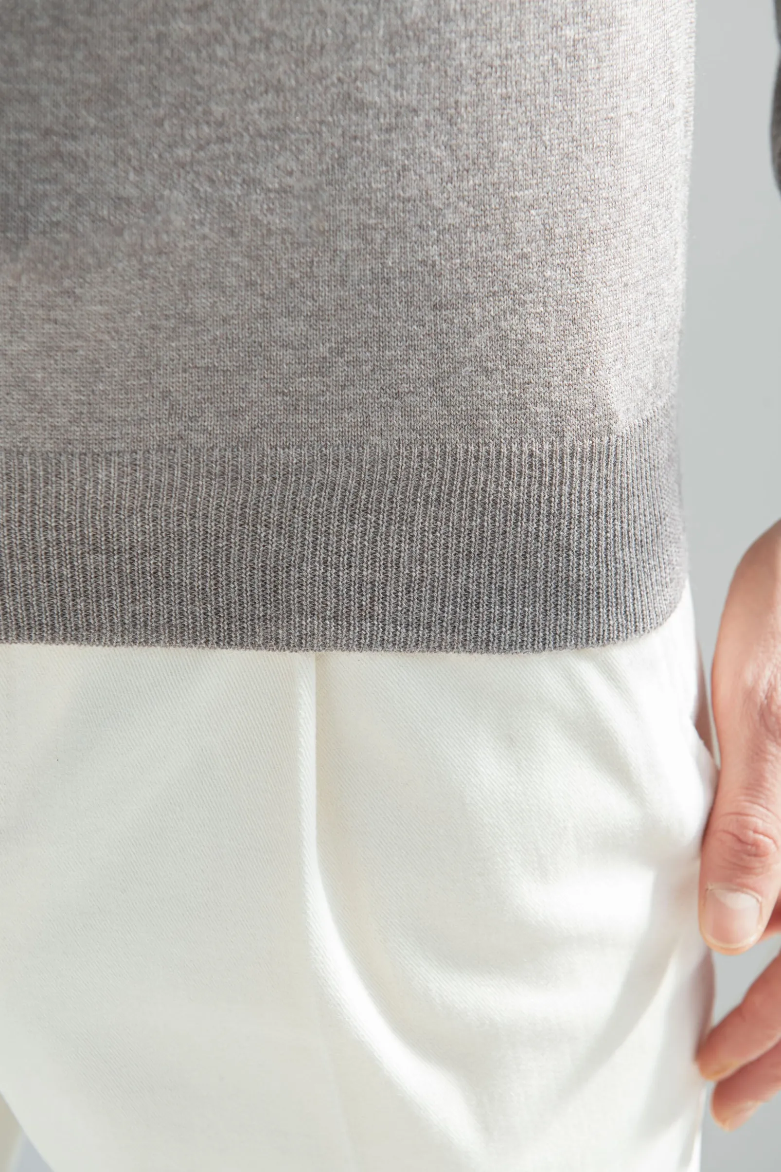 taupe_merino_polo__made_i_4.webp Taupe Merino polo – Made in Italy